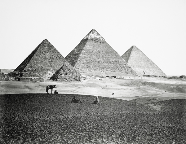 The Pyramids of El-Geezah, from the South-West, 1858 (b/w photo)  von Francis Frith