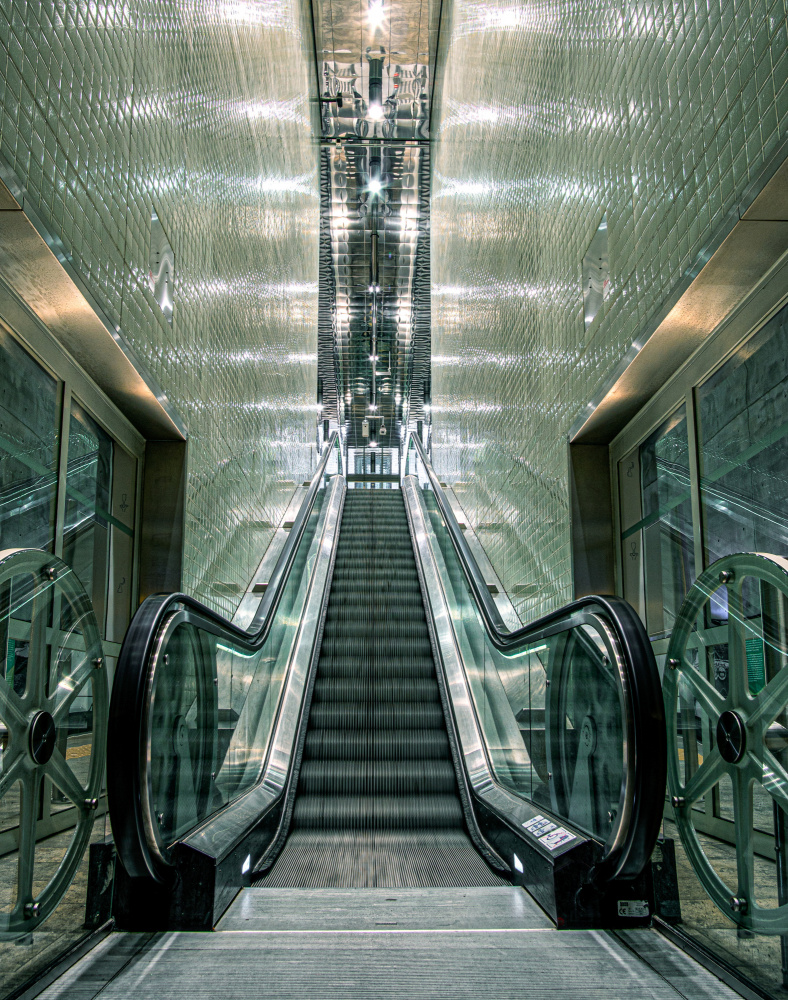 Escalator going downwards. von Fred Louwen