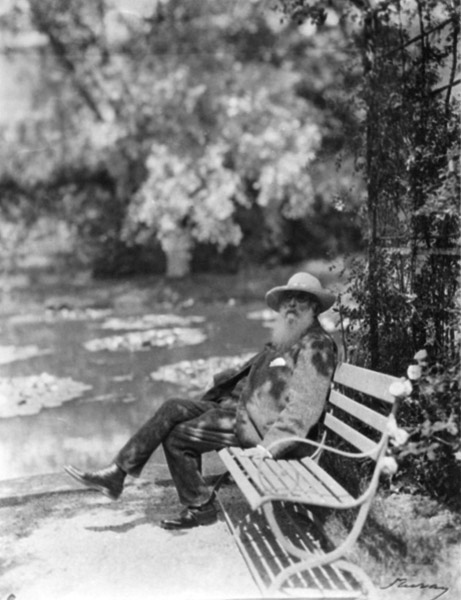 Claude Monet (1841-1926) in his garden at Giverny, c.1920 (b/w photo) von French Photographer, (20th century)