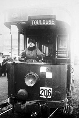 Woman driving a tram in Toulouse during World War One, 1914-18 (b/w photo) von French Photographer, (20th century)