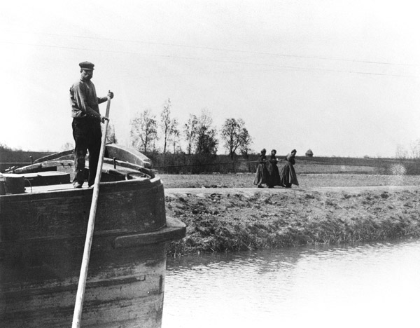 Barge being towed on a canal by three women, c.1900 (b/w photo)  von French School