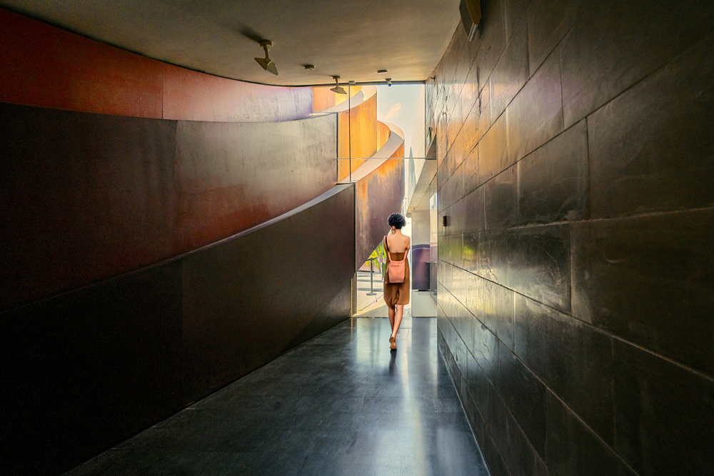 walking in the museum von Gabrielle Halperin