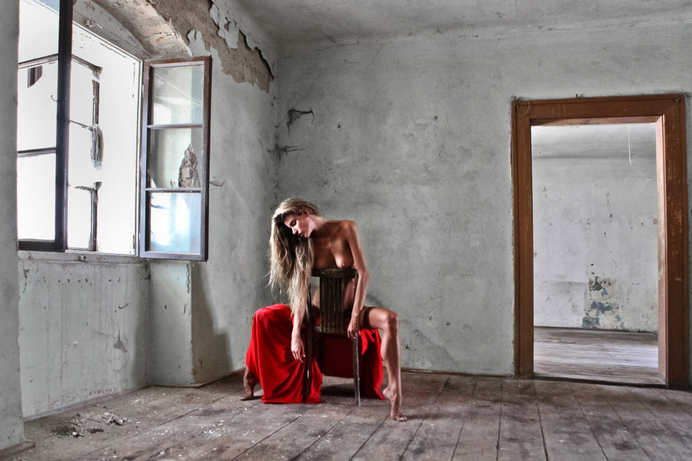 Lonely in a big and empty room 9744 von Garik