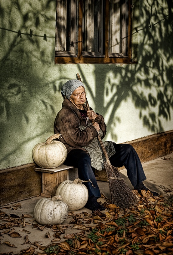 Old woman with pumpkins von George