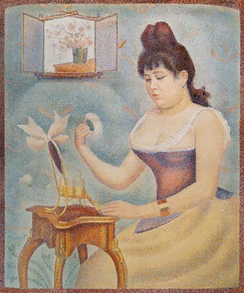 Frau mit Puderquaste vor einem Spiegel