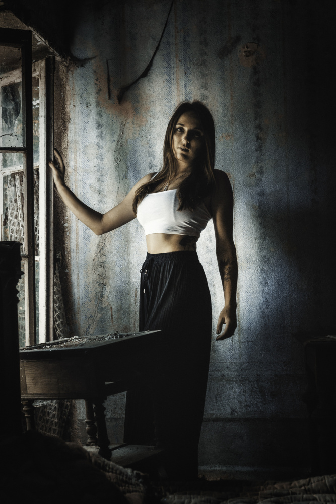 In front of the blue wall von Georgios Bero