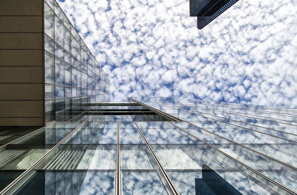 Fleecy Clouds von Gerard Jonkman