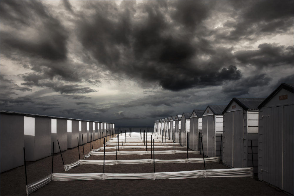 Awaiting invasion von Gilbert Claes