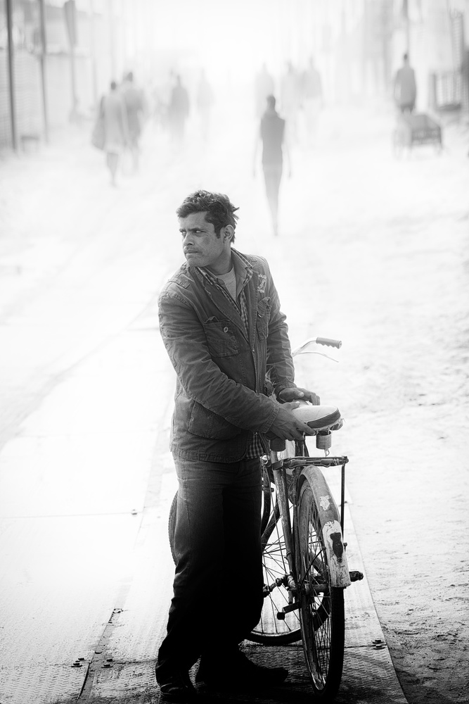 A man with his bicycle at morning, Allahabad von Giovanni Cavalli