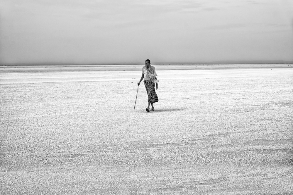 Walking in the salt lake von Giovanni Cavalli