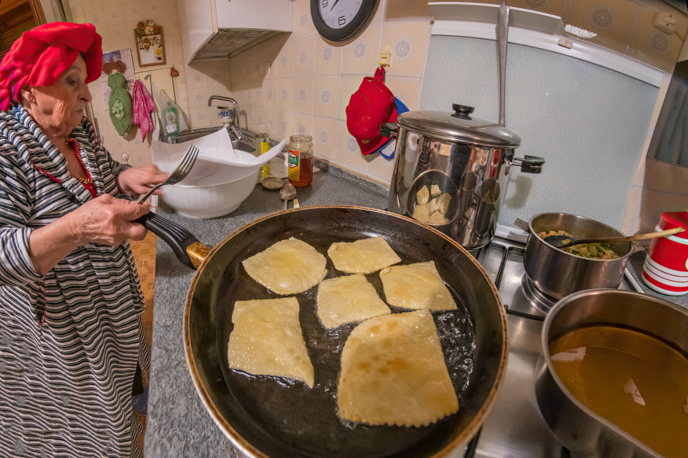 Backstage of a family dinner von Giuseppe Satriani