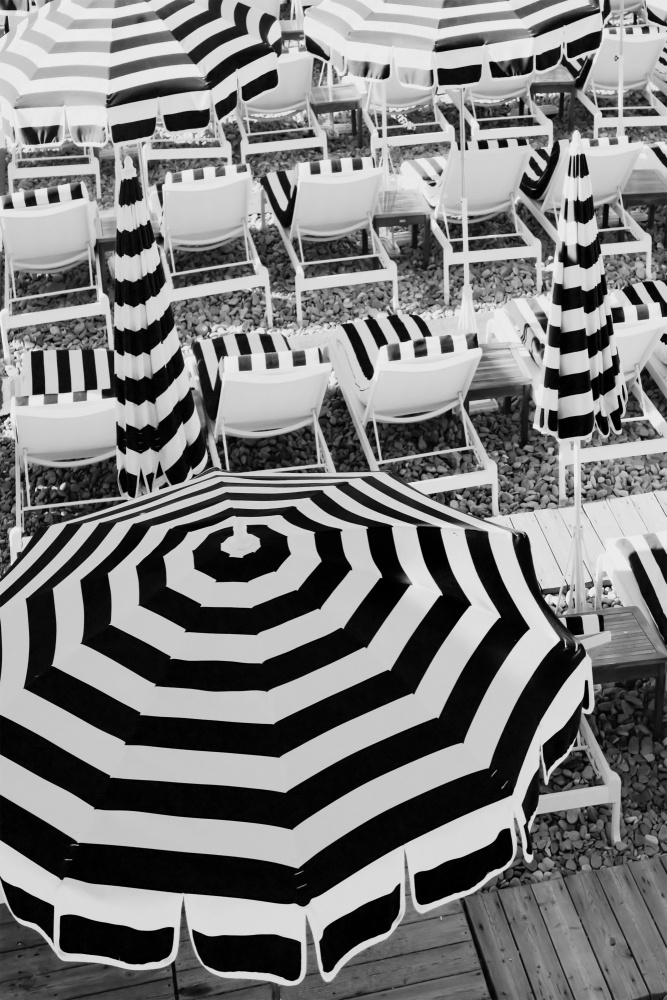 Black and White Beach Umbrellas von Grace Digital Art Co