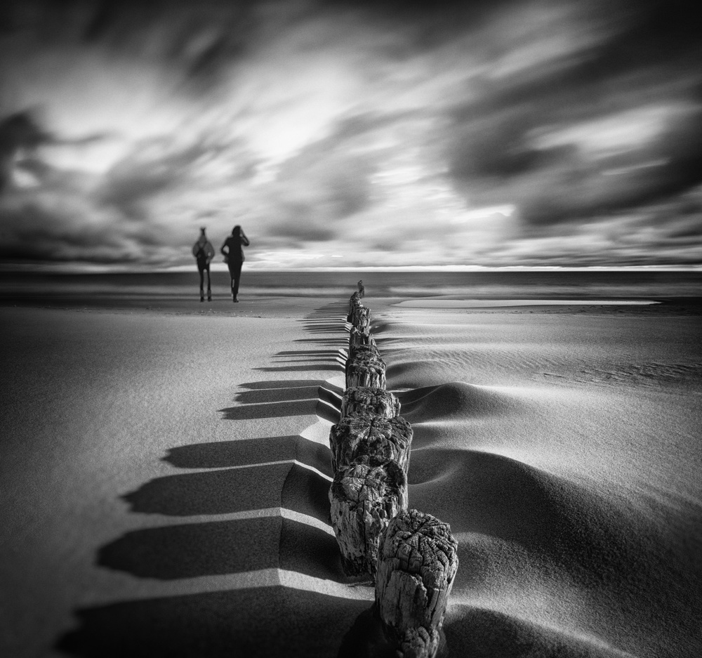 Walk on the beach von Grzegorz Lewandowski