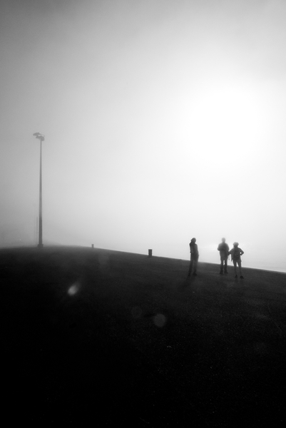 Tourists in the Fog von Guilherme Pontes
