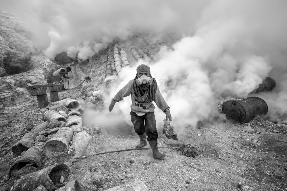 The Sulfur Miner von Gunarto Song