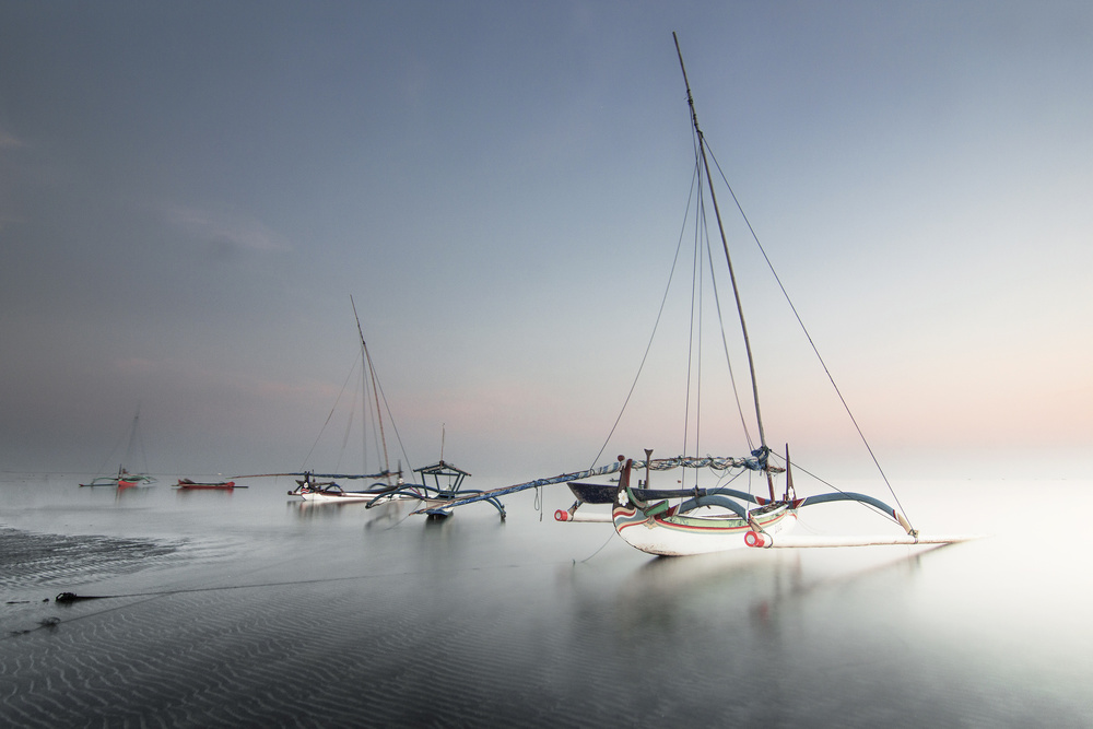 A deserted beach. von Handik Sudarsana ( Van Condix )
