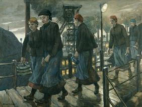 Zechenarbeiterinnen auf einer Hängebrücke