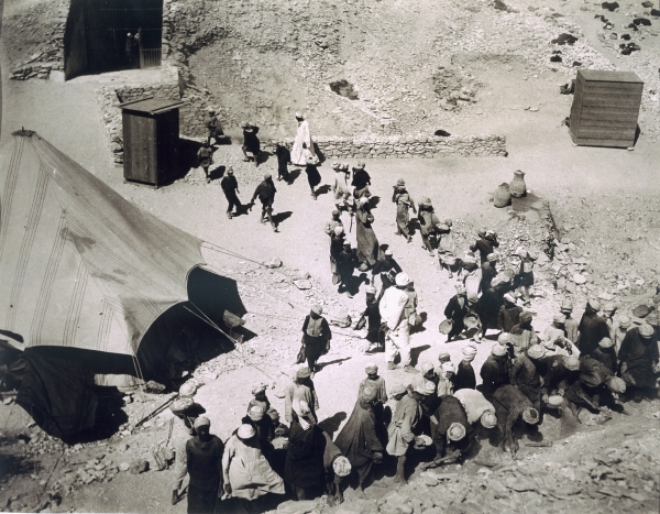 Closing the Tomb of Tutankhamun, Valley of the Kings (gelatin silver print)  von Harry Burton