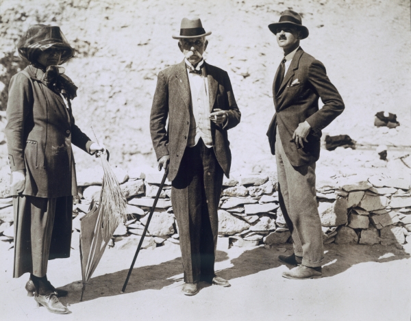 L to R: Lady Beauchamp, Sir Edward Beauchamp and Mr B.C. Beauchamp at the Tomb of Tutankhamun, 1923  von Harry Burton