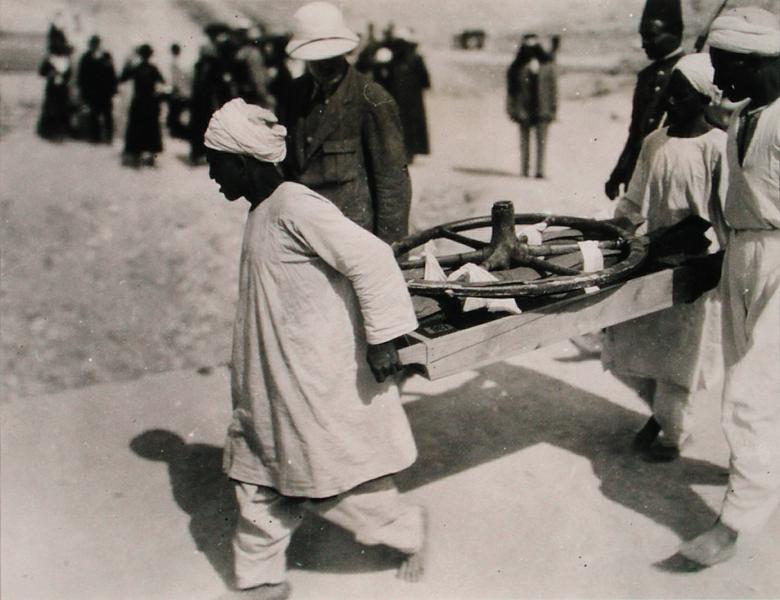 One of the chariot wheels being removed from the Tomb of Tutankhamun, Valley of the Kings, 1922 (gel von Harry Burton
