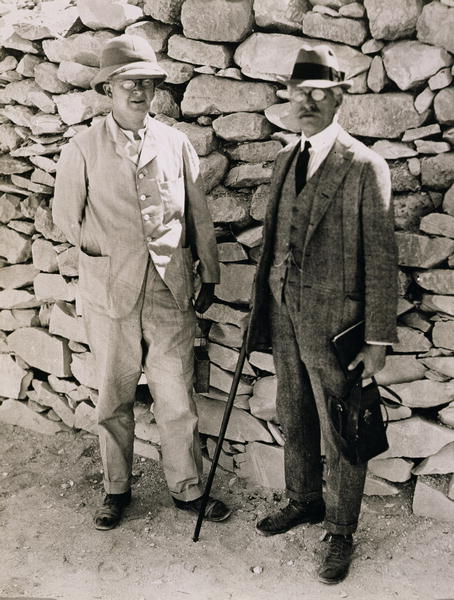 The Unofficial Opening of the Inner Chamber of the Tomb of Tutankhamun. Dr. A. Gardiner and Professo von Harry Burton