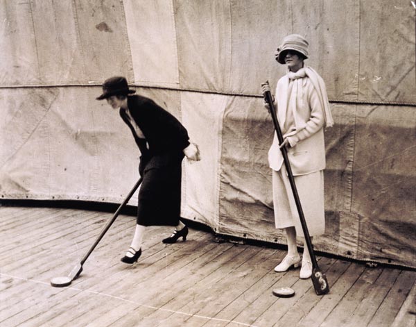 Two lady passengers playing deck games on the boat during the journey to Egypt, 1923 (gelatin silver von Harry Burton