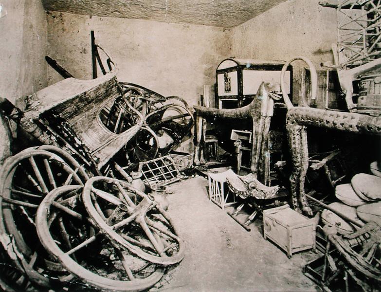 View of the antechamber of the Tomb of Tutankhamun looking south, Valley of the Kings, November 1922 von Harry Burton