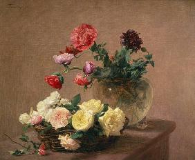 Blumen in Glasvase und Korb mit Rosen