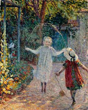 Seilspringende Mädchen im Garten.