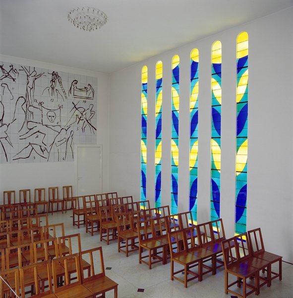 View of the Nave, Stained Glass Side Window and Stations of the Cross in the Chapel of the Rosary at von Henri Matisse