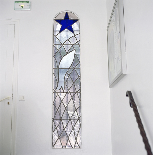 Stained glass window depicting a fish caught in a net beneath the Star of Salvation, from the stairs von Henri Matisse