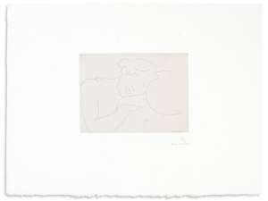 Jeune femme dormant près dun bocal