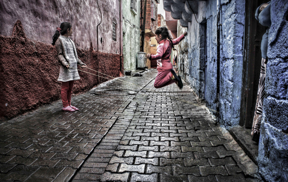 Üç kişilik oyun von Hicran Kilicoglu