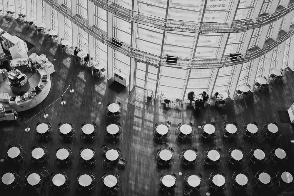 Round Table &amp; Chairs von HITOSHI YAMADA