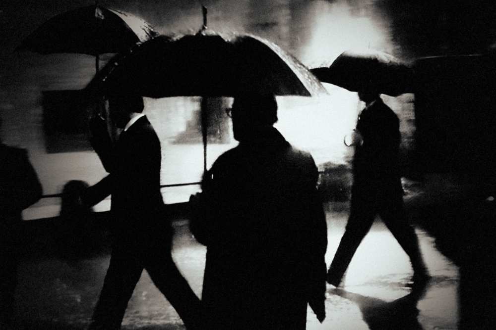 Men in the rain von Holger Droste