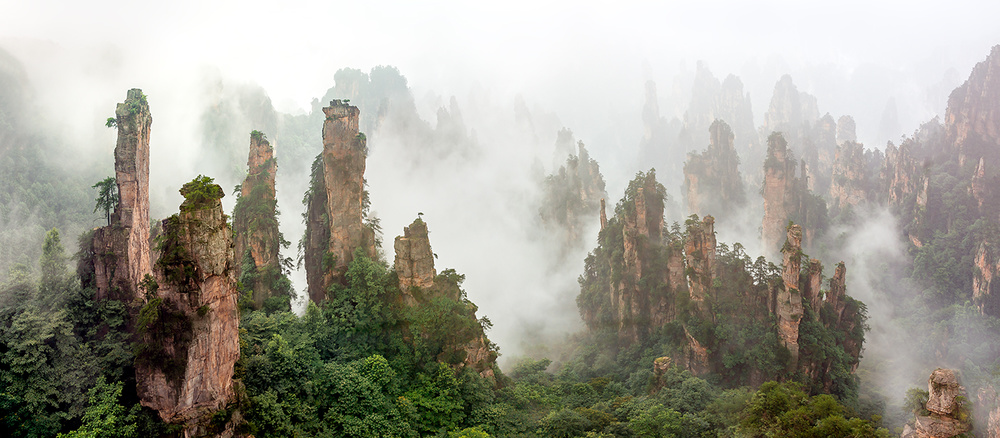 Cloud-shrouded Zhangjiajie von Hua Zhu
