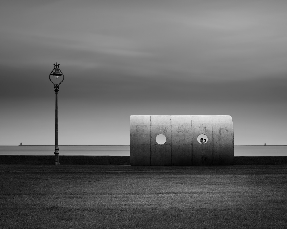 Holes - The girl and the lamp. von Hugo Borges