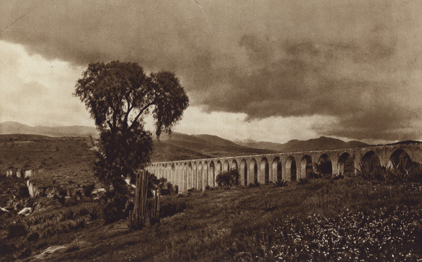 Mexico: Tuberia de agua espanola, antigua, de Los Remedios von Hugo Brehme