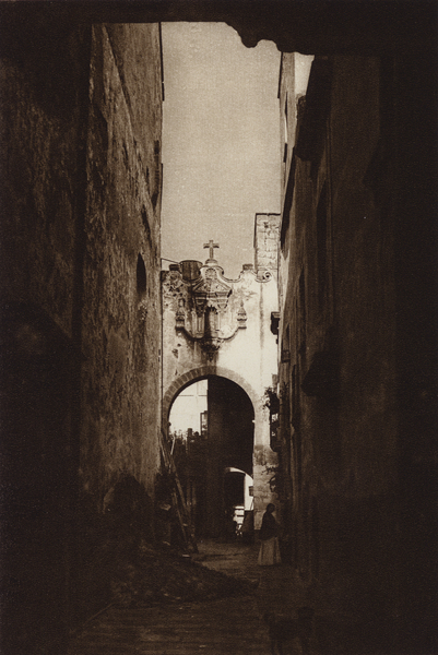 Mexico: Capital Mejico, Viejo patio en la calle Cinco de Febrero von Hugo Brehme