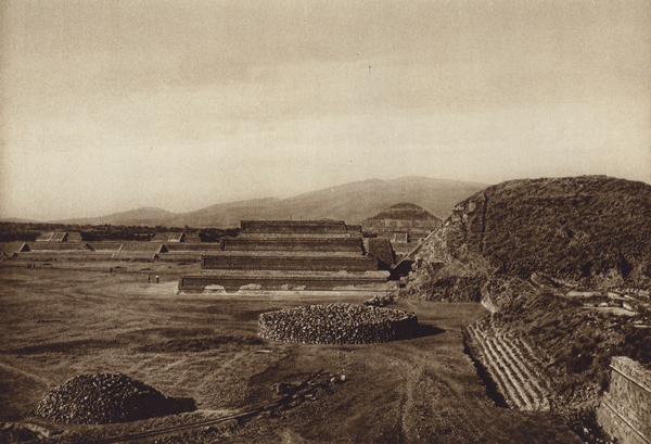 Mexico: San Juan Teotihuacan, Vista a las terrazas de la Ciudadela von Hugo Brehme