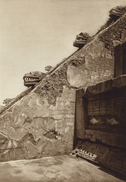 Mexico: San Juan Teotihuacan, Esculturas de las escaleras en la piramide de Quetzalcouatl al centro  von Hugo Brehme