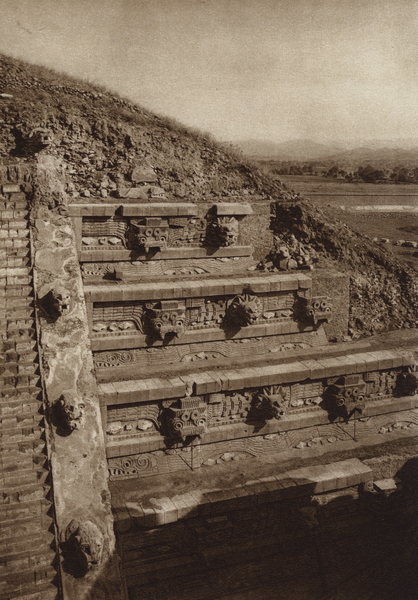 Mexico: San Juan Teotihuacan, Esculturas de piedra en la fachada occidental de la piramide de Quetza von Hugo Brehme