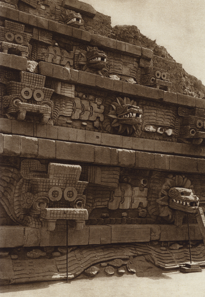 Mexico: San Juan Teotihuacan, Esculturas de piedra en la fachada occidental de la piramide de Quetza von Hugo Brehme