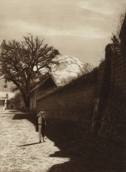 Mexico: Calle en Amecameca con vista por Popocatepetl von Hugo Brehme