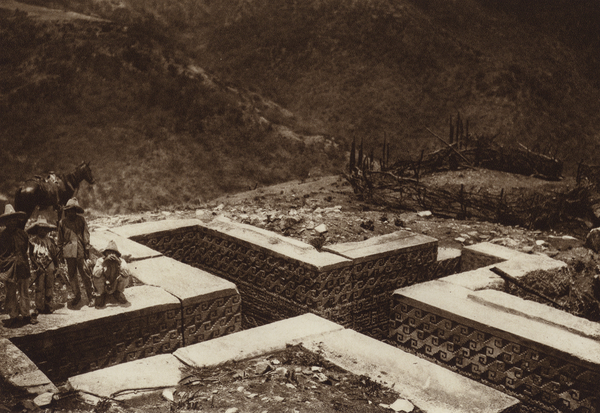 Mexico: Subterraneo en forma de cruz, Guiaroo von Hugo Brehme