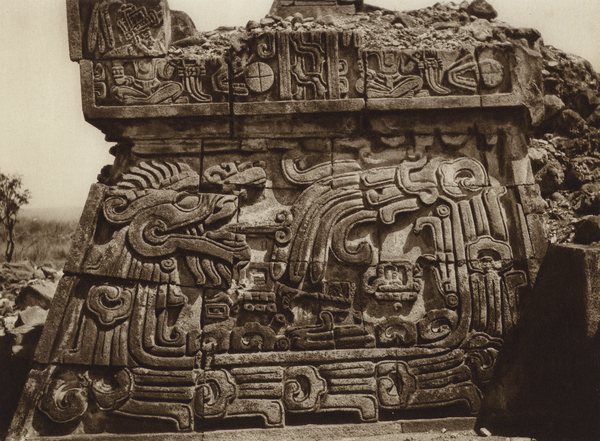 Mexico: Xochicalco, Parte de la piramide con serpiente y jeroglificos von Hugo Brehme