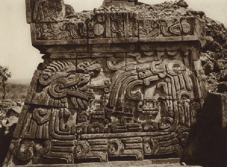 Mexico: Xochicalco, Parte de la piramide con serpiente y jeroglificos