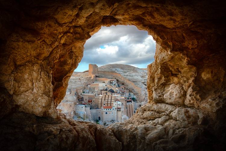 A hole in the wall von Ido Meirovich