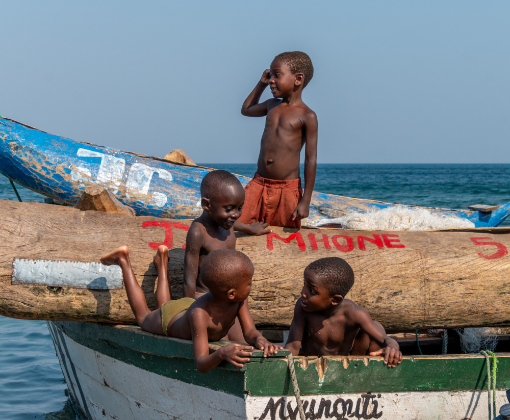 A childhood of joy on the boats von Ilana Lam