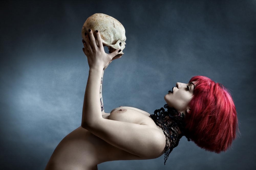 Alex with the skull von Ilka Antonova